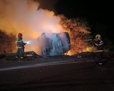 Motorista morre carbonizado ap�s carreta-tanque tombar e pegar fogo na MT-130