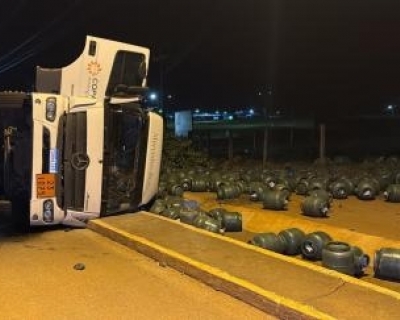 Caminh�o com carga de g�s tomba em rotat�ria da BR-174 B em Pontes e Lacerda