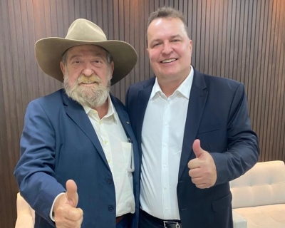 Barbudo se filia ao Podemos a convite de Max Russi