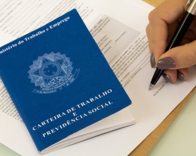 Câmara muda estratégia e debate fim da escala 6×1 por meio de PEC