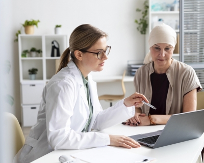 Pacientes com câncer têm direitos garantidos por lei, como saque do FGTS e isenção de impostos; veja lista