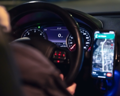 Projeto que regulamenta trabalho por aplicativo entra em discussão na Câmara; veja o que muda