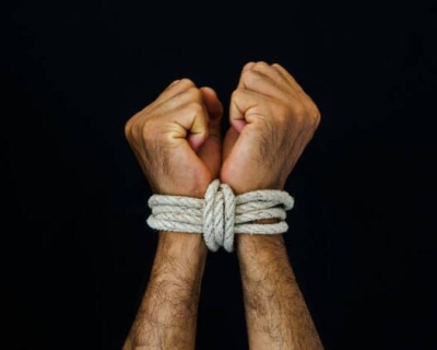 Pai é amarrado pelos filhos após agressões e ameaças em Cuiabá