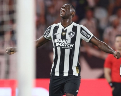 Botafogo vence Corinthians e se mantm na liderana do Brasileiro