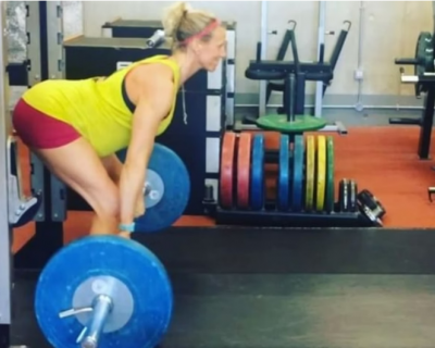 Mulher fica paralisada aps acidente em agachamento com barra de 120kg