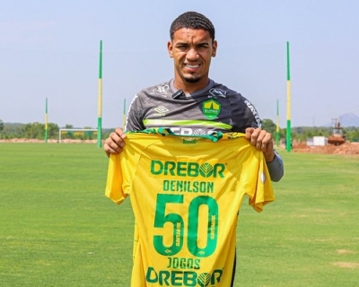 Cuiab� presenteia Denilson com camisa em alus�o aos 50 jogos