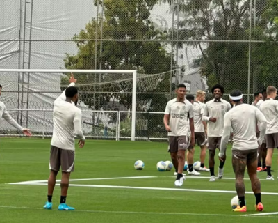 Treino do Corinthians tem Memphis Depay sorridente, lateral recuperado e Raniele fora