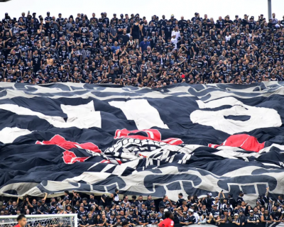 Vitria do Corinthians sobre Atltico-GO marca estreia de Memphis Depay e recorde de pblico 