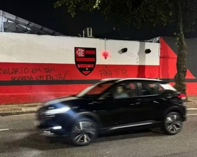Sede do Flamengo  pichada com ameaa e pedido para a sada de Tite
