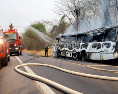 nibus de empresa particular  destrudo por incndio em Rondonpolis