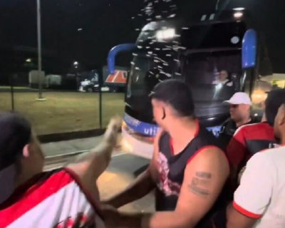Torcedores do Flamengo protestam no Galeo aps eliminao na Libertadores