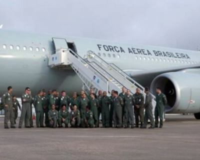 Avio da FAB decola de Beirute com 229 brasileiros em voo de repatriao