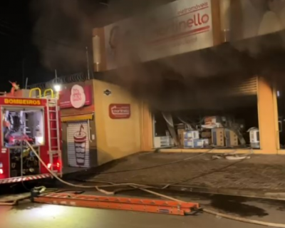Incndio de grandes propores atinge loja em Cuiab