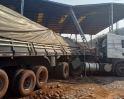 Muro de escola em Poxoru  destrudo por carreta desgovernada
