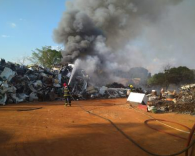 Incndio destri empresa de reciclagem em Rondonpolis