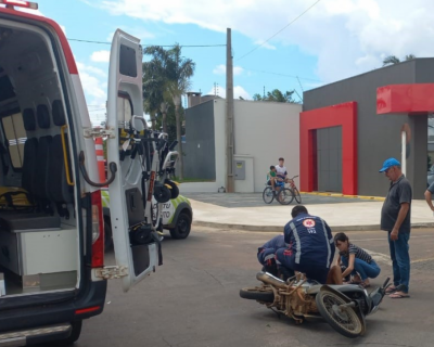 Bombeiros militares atendem vtima aps acidente de trnsito envolvendo moto e carro