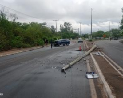 Idosa perde o controle do carro e derruba poste em Vrzea Grande