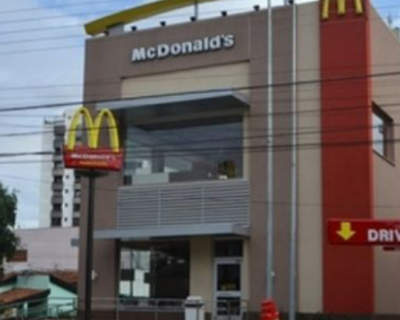 Criminosos invadem e furtam cofre de unidade do McDonald