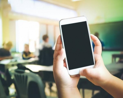 Comiss�o aprova projeto que pro�be celular nas escolas