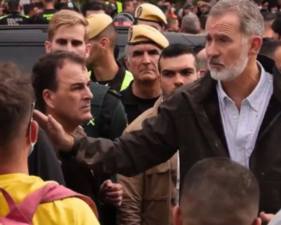 Rei da Espanha � alvo de protestos durante visita a Val�ncia ap�s cheias