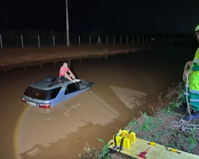Motorista se salva ao subir em carro submerso em acidente na BR-163