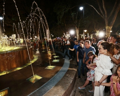 Populao lota centro de Chapada dos Guimares para inaugurao da praa: Governo entregou um carto-postal da cidade, destaca prefeito
