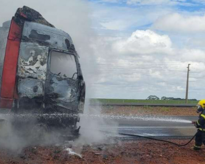 Incndio em carreta causa interdio parcial da BR-163 em Nova Mutum
