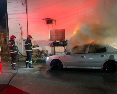 Bombeiros combatem incndio em carro que pegou fogo em avenida em Primavera do Leste