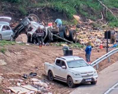 Saques de cargas de carretas tombadas so registrados na BR-364, em Santo Antnio do Leverger