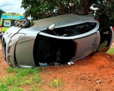 Mulher fica ferida aps capotamento de veculo na BR-163