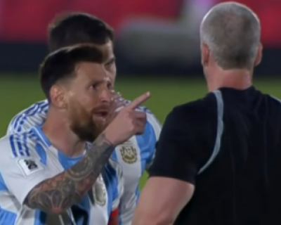 Messi se irrita com rbitro brasileiro durante derrota da Argentina para o Paraguai