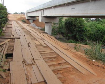 Trabalhador morre atingido por madeiras em obra de ponte sobre o Rio Vermelho, em Castanheira