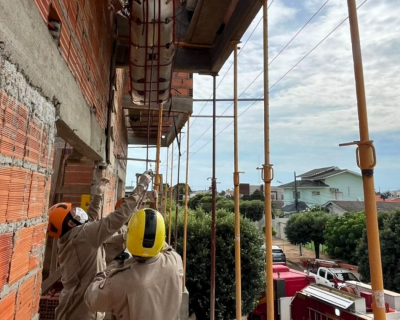 Bombeiros socorrem trabalhador vtima de choque eltrico em construo 