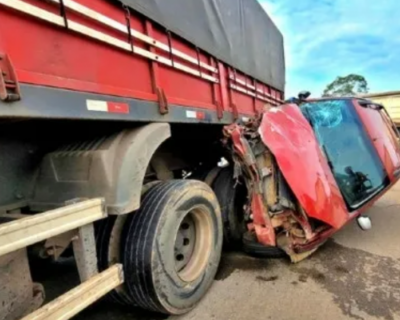 Carro  prensado entre duas carretas em Sinop; ocupantes saem ilesos