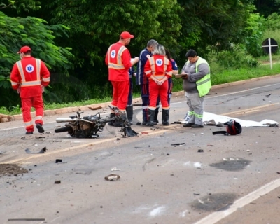 Acidente fatal entre carreta e motocicleta deixa um morto em Rondonpolis