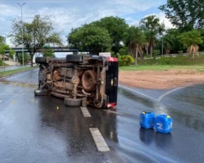 Motorista Perde Controle de Caminhonete e Capota na Avenida Fernando Corra da Costa em Cuiab 