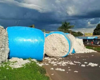 Carreta carregada com algodo tomba em rotatria da BR-070 em Primavera do Leste