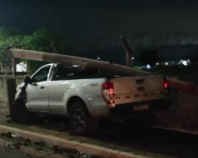 Motorista embriagado  detido aps derrubar poste em Vrzea Grande