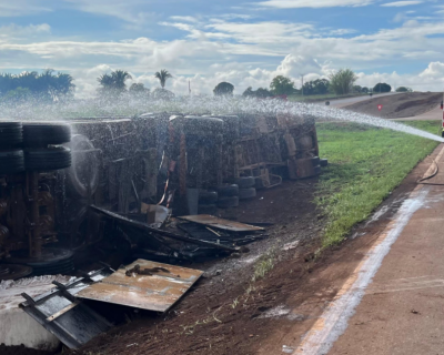 Corpo de Bombeiros combate incndio em carreta carregada com fardos de pluma de algodo