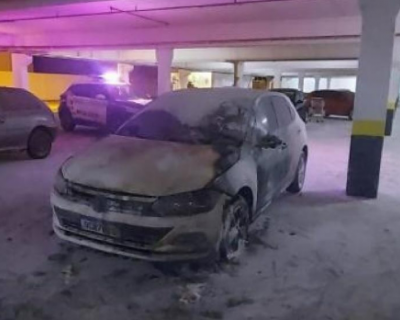 Homem incendeia veculo em estacionamento de mercado em Rondonpolis