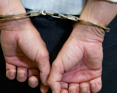 Mulher � presa ap�s deixar filhos sozinhos para beber em bar durante madrugada