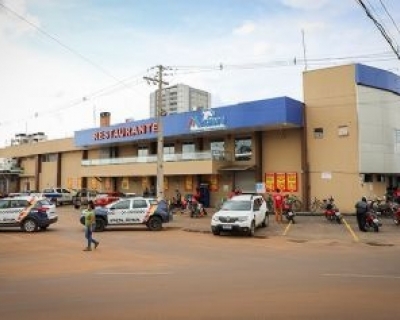 Exploso de botijo de gs fere dois funcionrios em supermercado de gua Boa