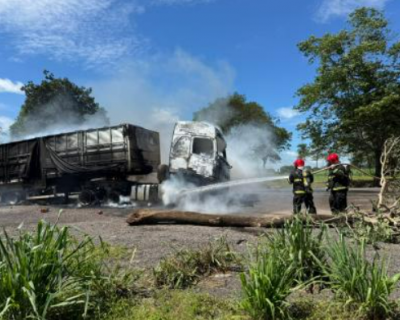 Carreta carregada com sulfato de alumnio pega fogo na BR-364