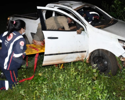 Carro capota no Anel Virio aps ser fechado por outro veculo em Rondonpolis