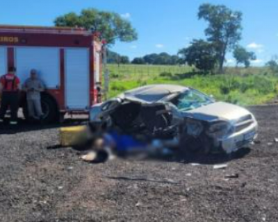 Mulher morre em acidente entre carro e carreta na BR-070 em Barra do Garas