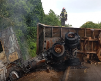 Carreta carregada com milho tomba e pega fogo na BR-070 em Primavera do Leste