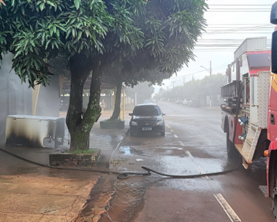 Bombeiros controlam incndio em lanchonete no Centro de Campo Verde