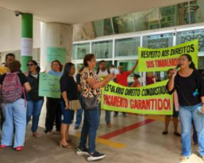 Servidores da Sade protestam em Cuiab por pagamentos atrasados