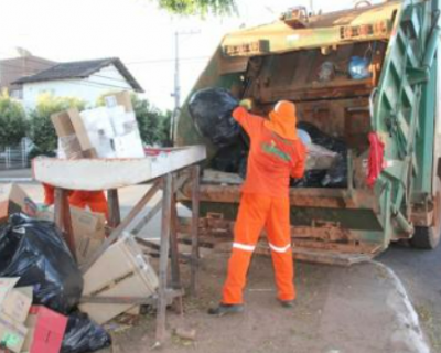 Prefeito de Cuiab Firma Acordo para Regularizao da Coleta de Lixo em 24 Horas