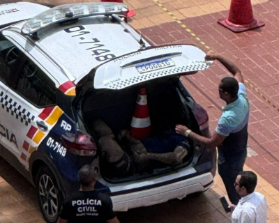 Corpo em estado de decomposio  encontrado em viatura da PM em frente  Prefeitura de Cuiab